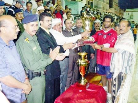 وزير المغتربين يسلم كأس البطولة لفريق الجالية اليمنية بالرياض أمس